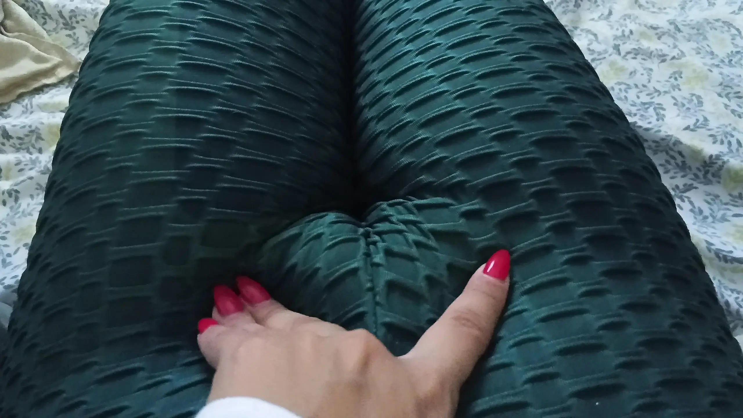 Stepdaughter remembers her stepfather, wakes up horny and plays with her pussy while watching porn