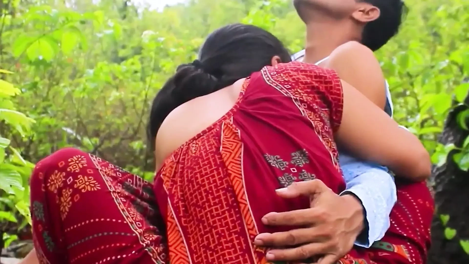 Pados ki bhabhi ko jungle me le jaake chod diya