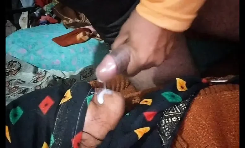 Meri step mama ki ladki hai Mera land chusa aur munh mein Pani le Liya